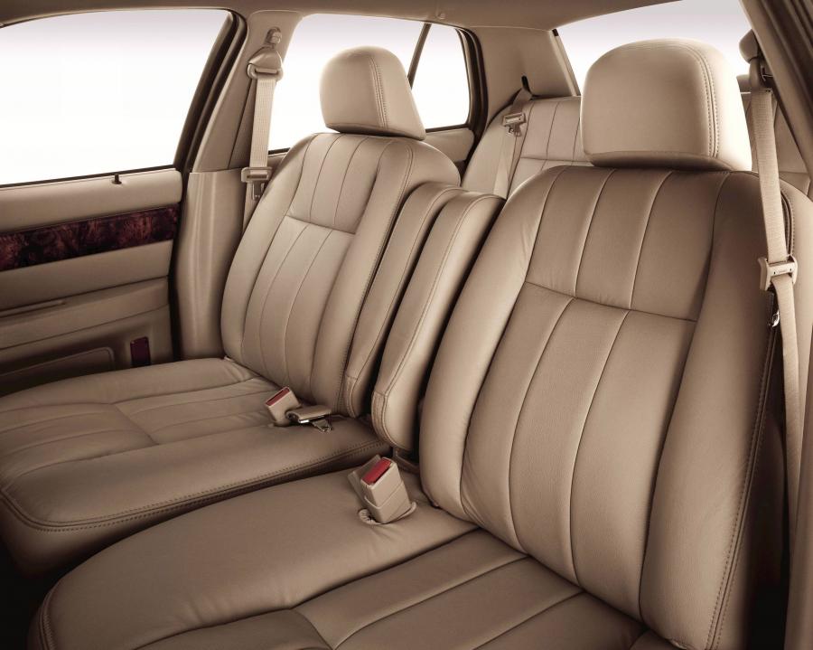 Интерьер Mercury Grand Marquis 2003 года  (фото 8 из 19)